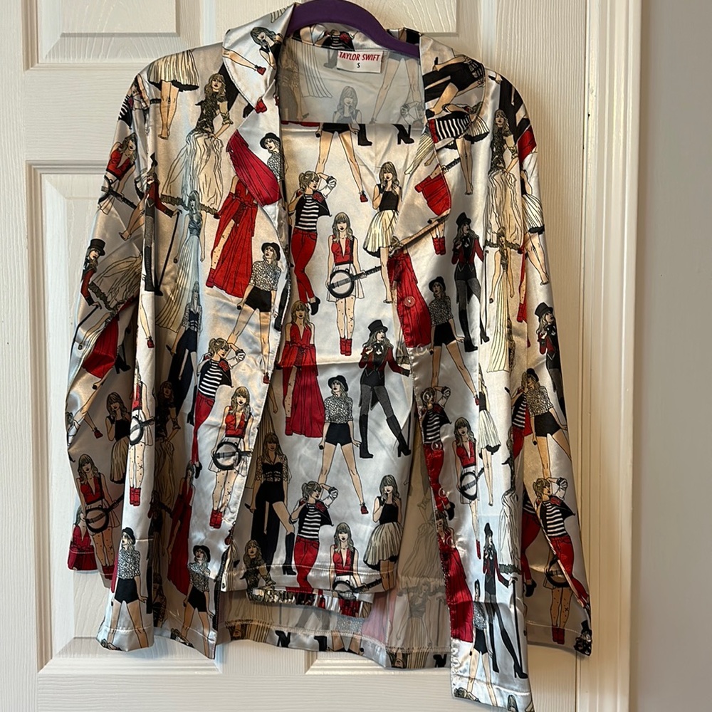 Never worn Taylor Swift Red satin pajamas